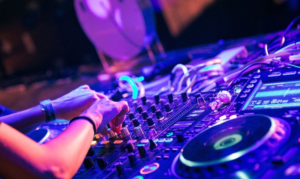 DJ